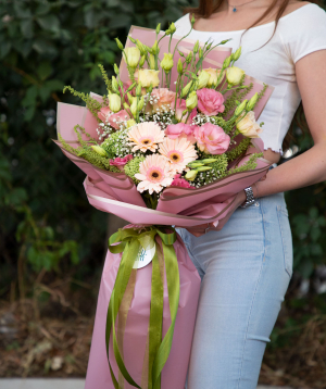 Bouquet ''Siderno'' with gerbera and lisianthus