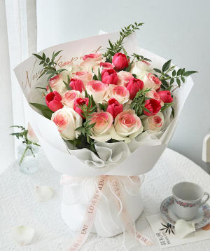 Китай․ букет №012 с розами и тюльпанами