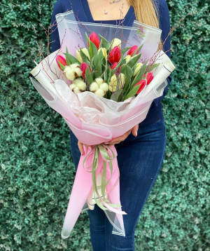 Bouquet `Artigas` with tulips