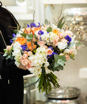 Букет «Aubetin» с розами и фрезиями