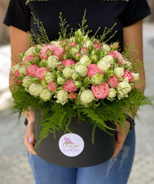 Композиция ''Баярдо'' с кустовыми розами