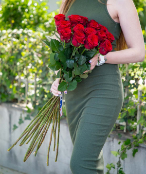 Розы ''Red Naomi'' красные 15 шт, 80 см