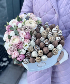 Մոսկվա․ կոմպոզիցիա №143 շոկոլադապատ ելակներով և ծաղիկներով