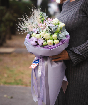 Bouquet «Kodiak» with roses and cotton
