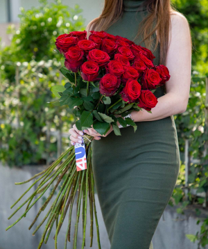 Розы ''Red Naomi'' красные 29 шт, 80 см