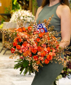 Ծաղկեփունջ «Բատերստ» փնջային վարդերով և մեխակներով