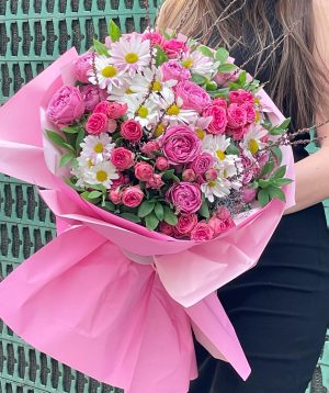 Bouquet ''Elva'' with spray roses and chrysanthemums