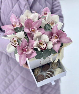 Москва․ композиция №132 с клубниками в шоколаде и орхидеями