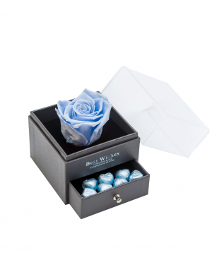 Роза ''EM Flowers'' синяя вечная с конфетами