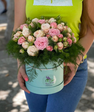 Arrangement `Navalkan` with spray roses