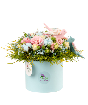 Composition `Niebla` with spray roses and lisianthus