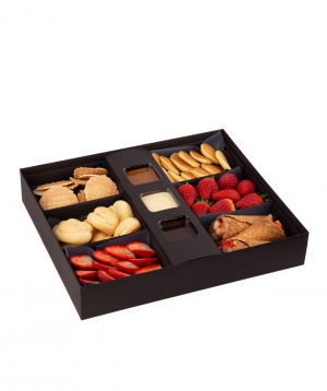 Подарочная коробка `Sweet Elak` с конфетами и фруктами