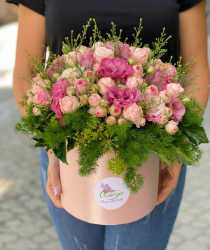 Композиция ''Базико'' с кустовыми розами и лизиантусами