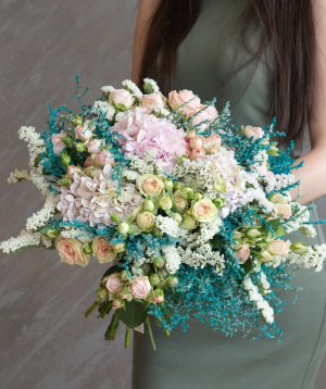 Bouquet `Pedezina` with spray roses and hydrangeas