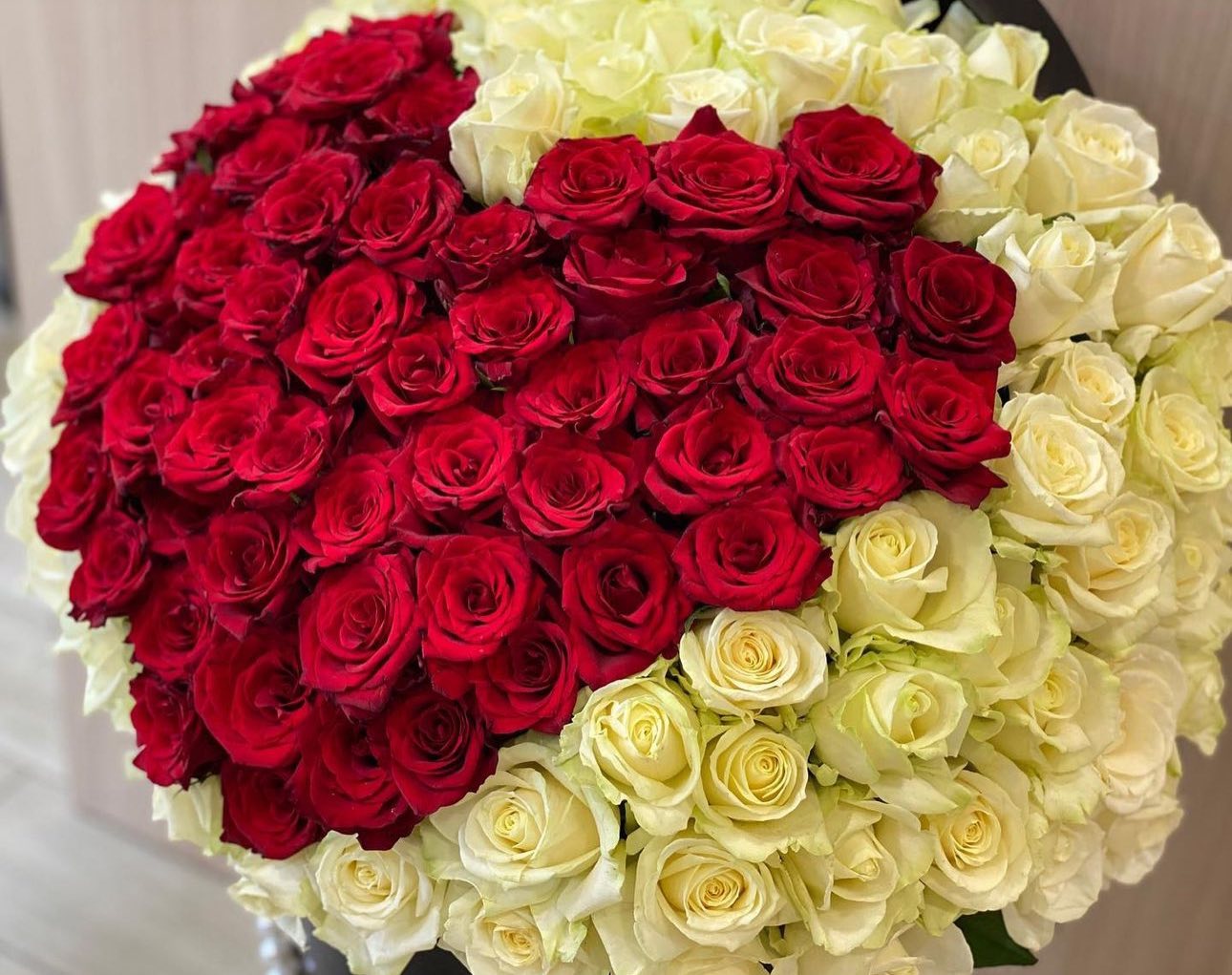Composition «Ava» with roses