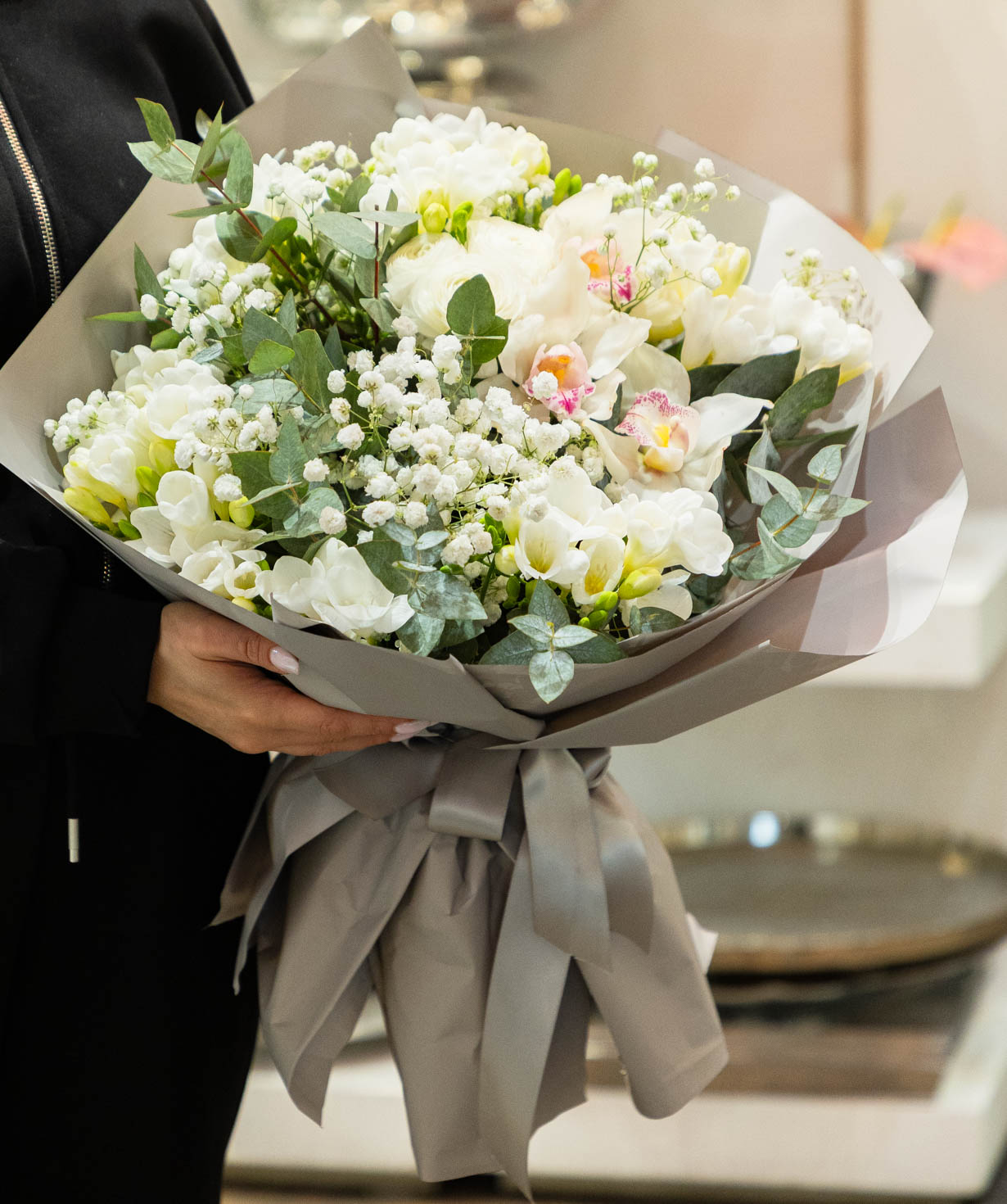 Букет «Aude» с фрезиями и орхидеями