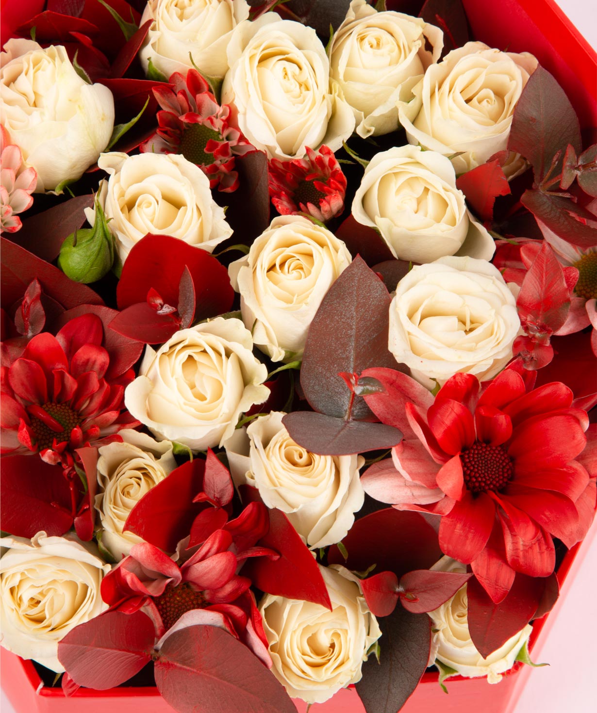 Композиция `Пиргос` с розами и хризантемами