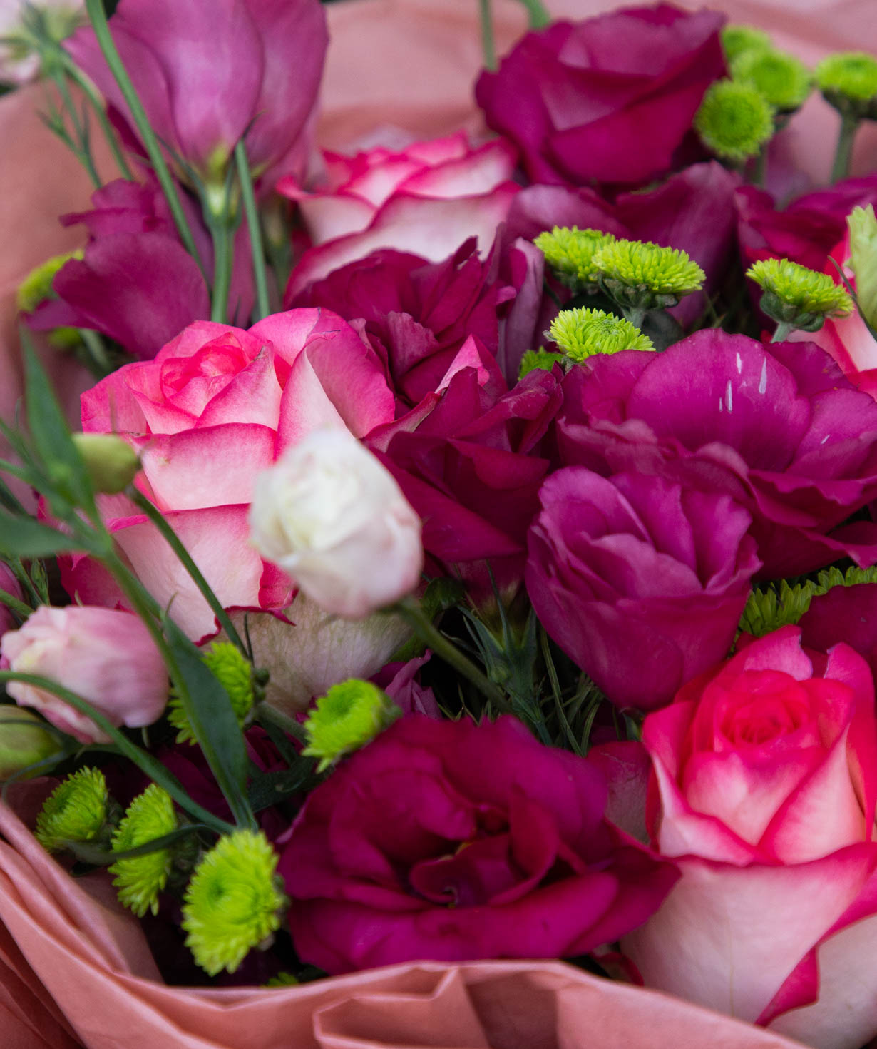 Bouquet «Hamilton» with roses and lisianthus