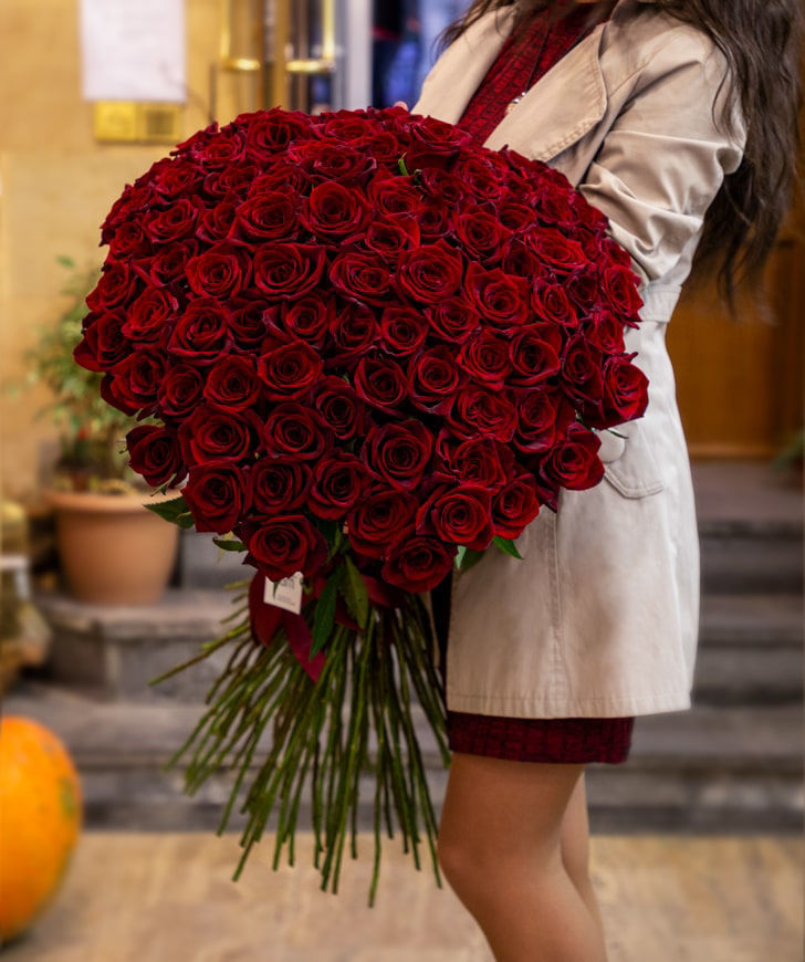 Վարդեր «Բլեք Մեջիք» կարմիր 101 հատ