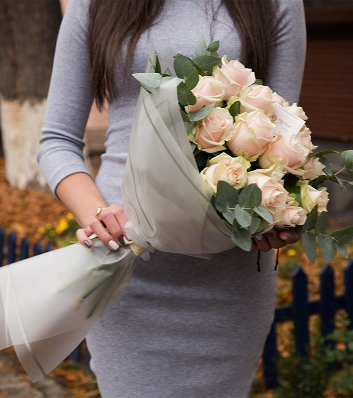 Ծաղկեփունջ «Ալամիլյո» սպիտակ վարդերով 15 հատ