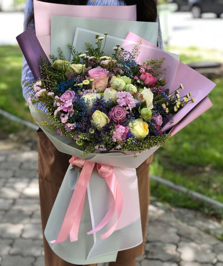 Bouquet `Kutali` with roses