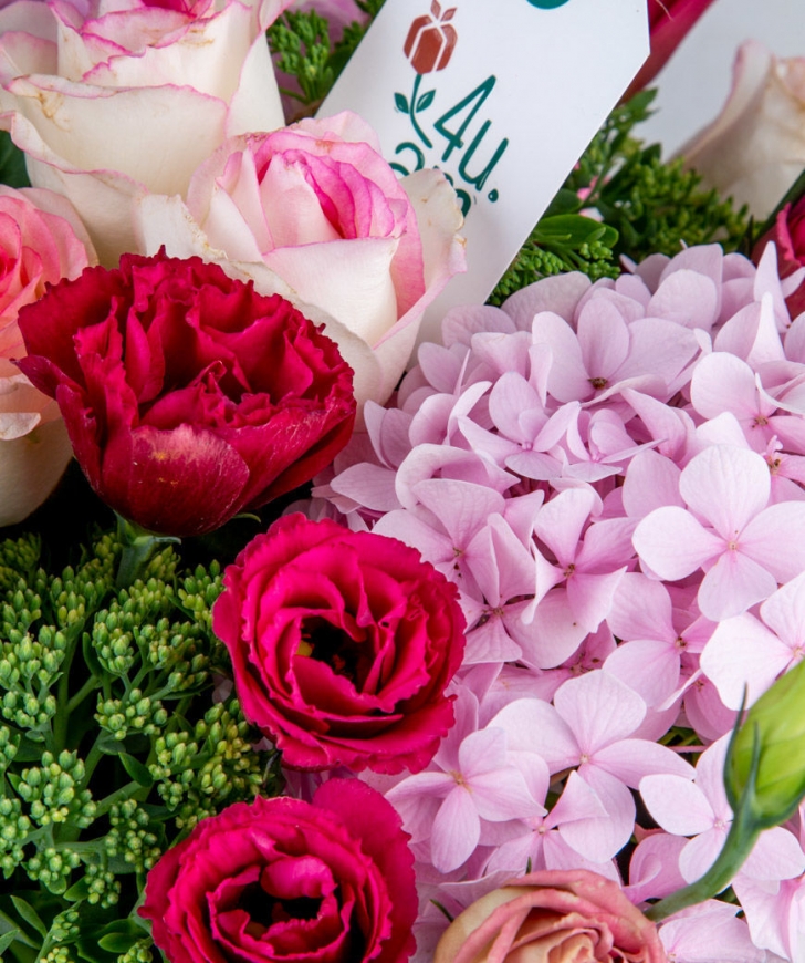 Կոմպոզիցիա «Նուրեմբերգ» վարդերով և դաշտային ծաղիկներով