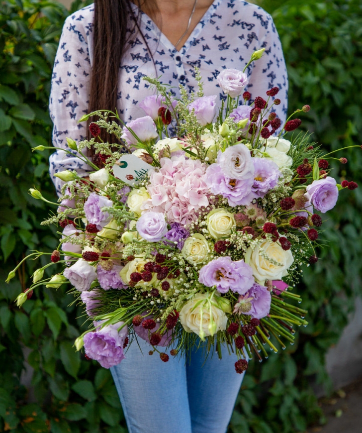 Bouquet `Aberdeen` with roses and field flowers
