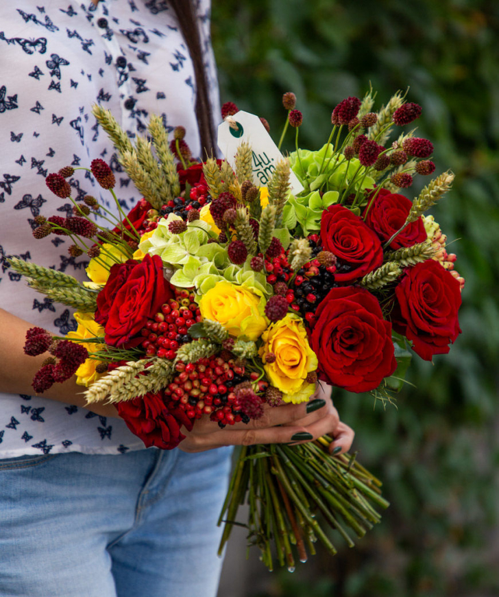 Bouquet `Valletta` with roses and field flowers