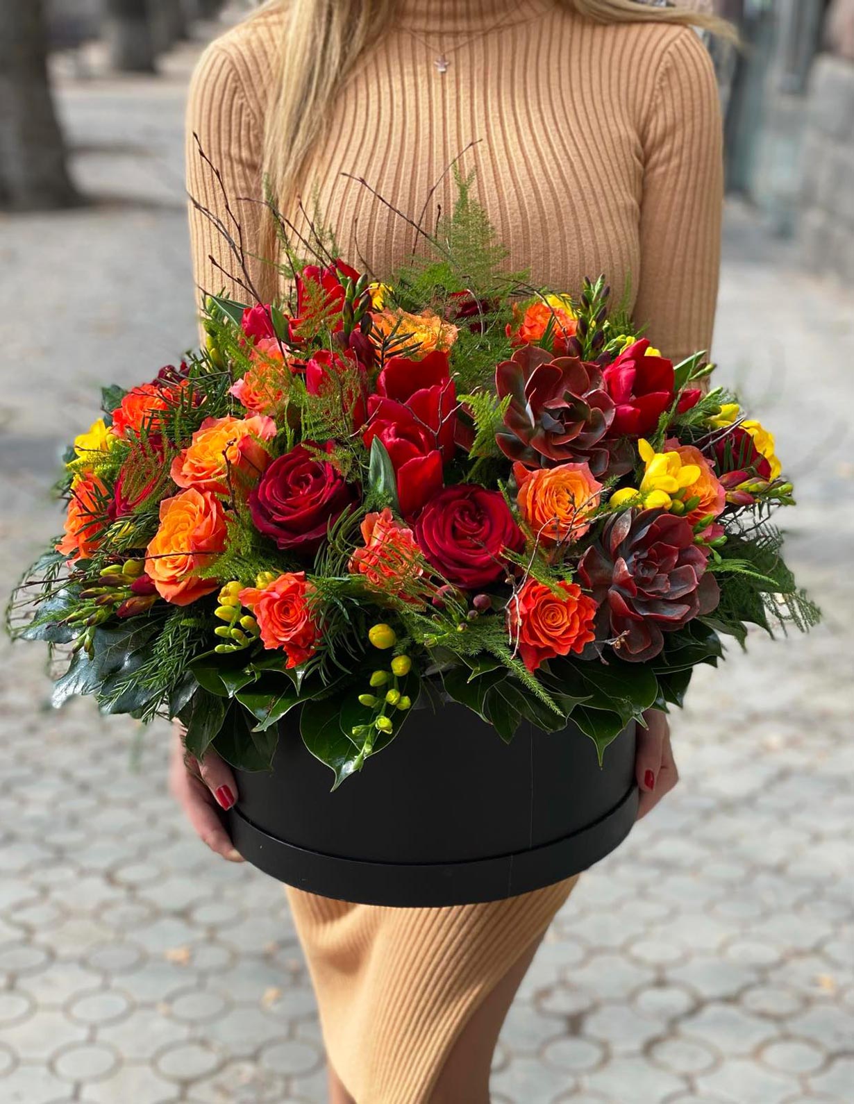 Композиция `Силхет` с пионовидными розами и тюльпанами