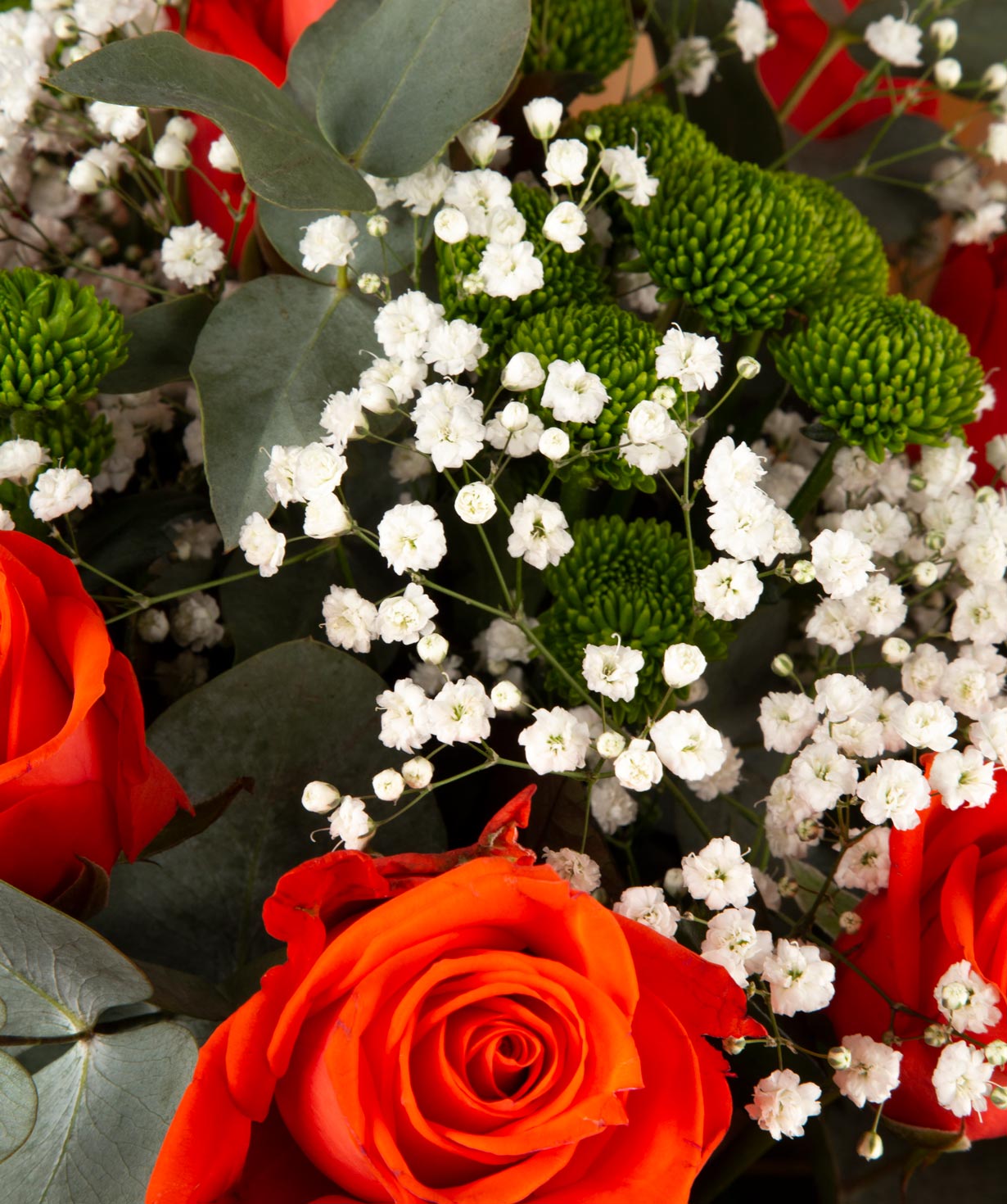Букет `Лида` с розами, хризантемами и гипсафилами