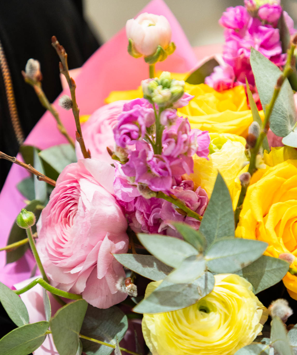 Ծաղկեփունջ «Baize» վարդերով և հրանուկներով