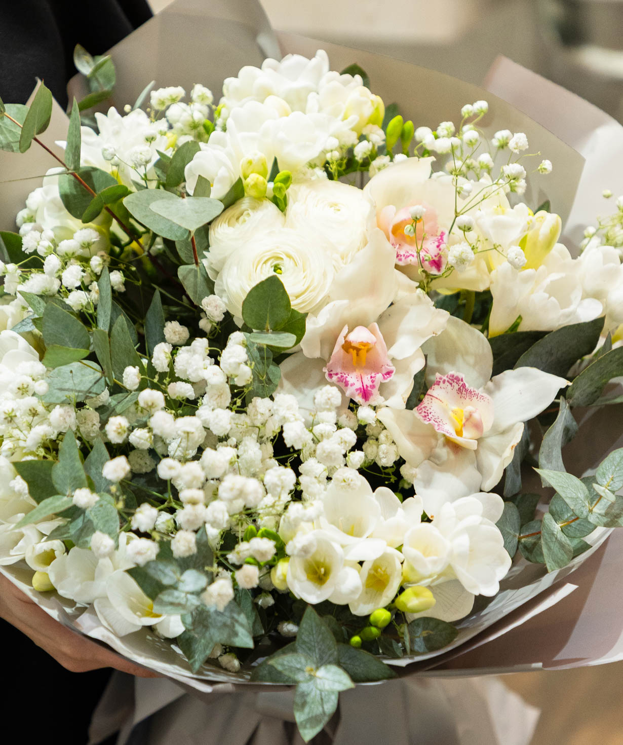 Букет «Aude» с фрезиями и орхидеями