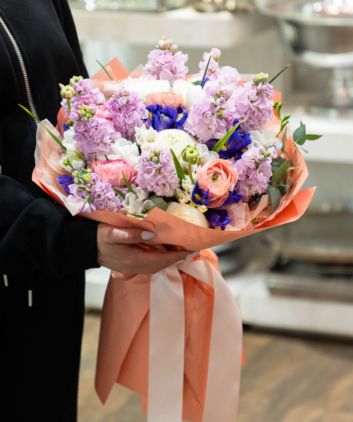 Букет «Barlatte» с лютиками и маттиолами