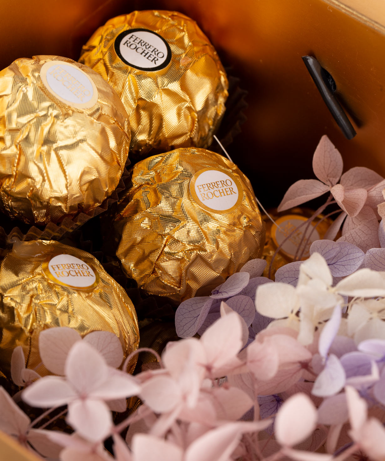 Подарочная коробка `EM Flowers` с вечными гортензиями и шоколадными конфетами