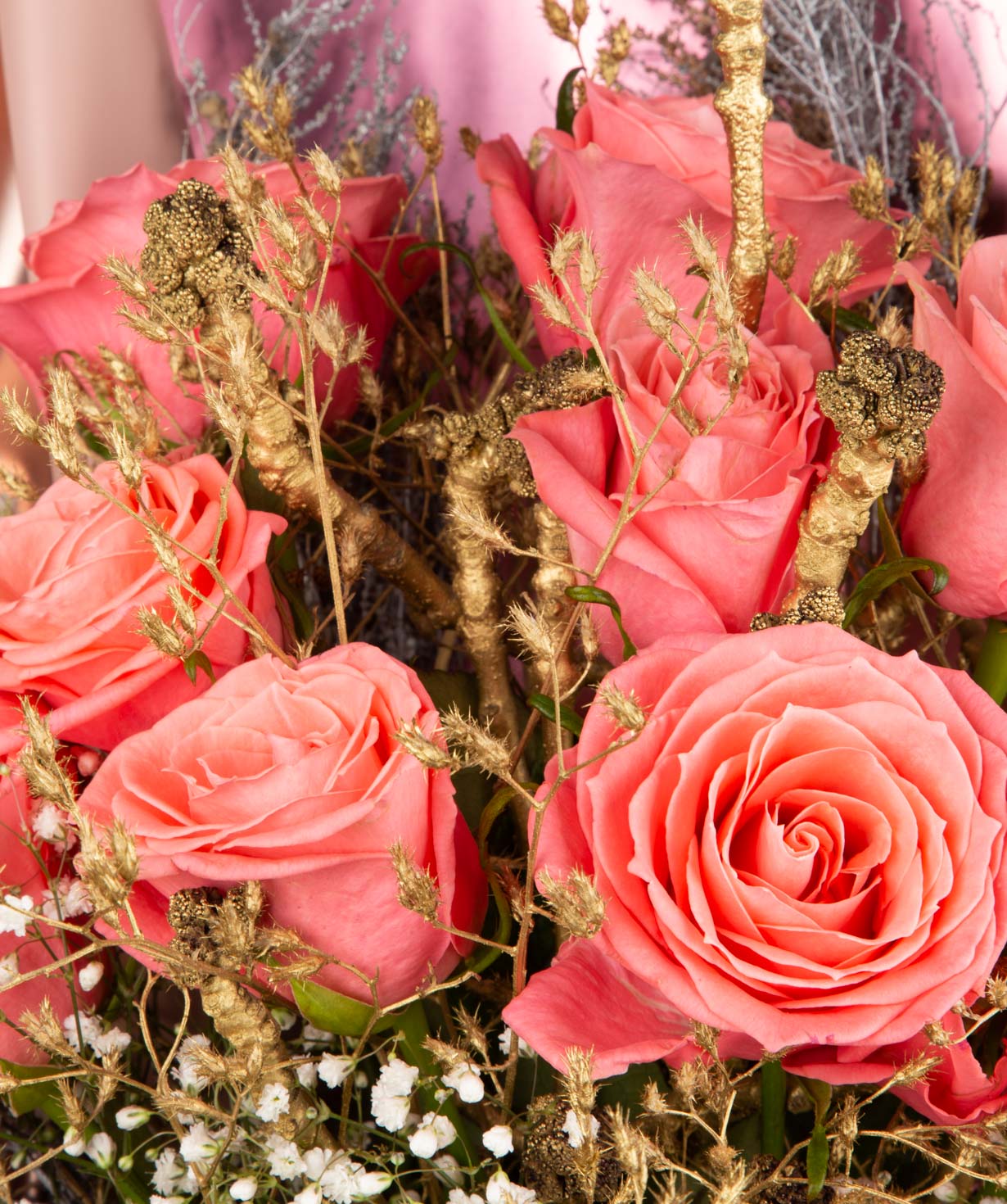 Ծաղկեփունջ «Գլասգո» վարդերով և չորածաղիկներով