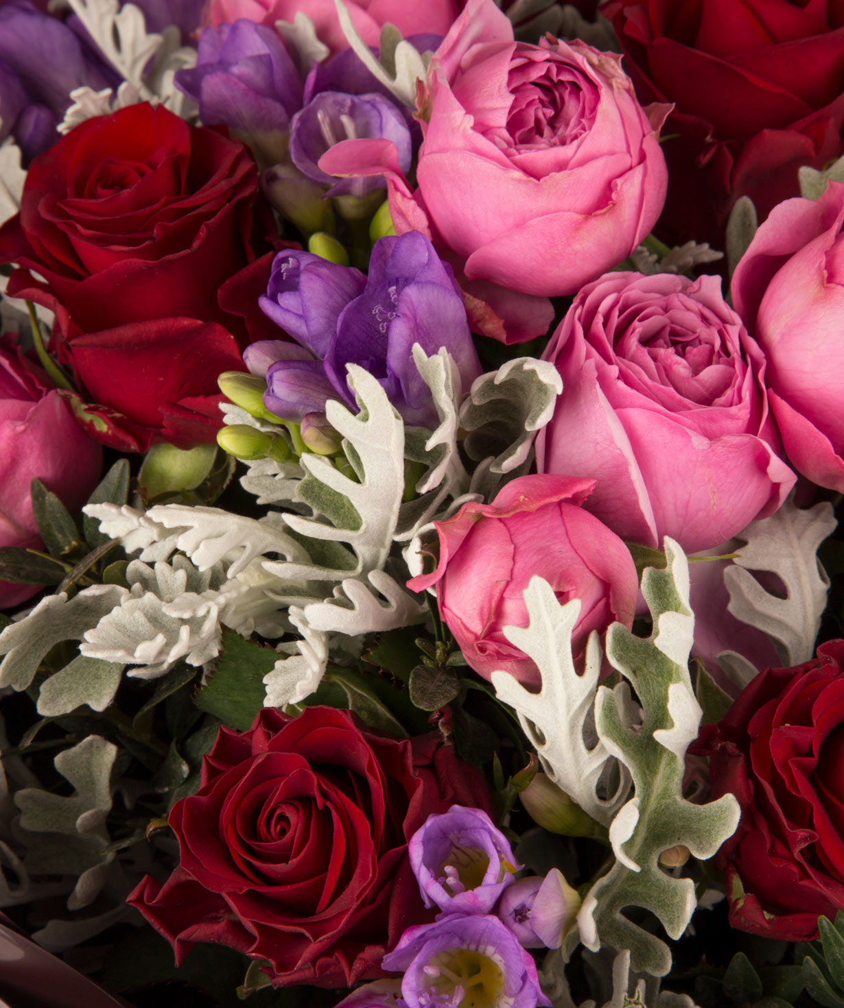 Ծաղկեփունջ «Հանսոն» վարդերով և ֆրեզիաներով