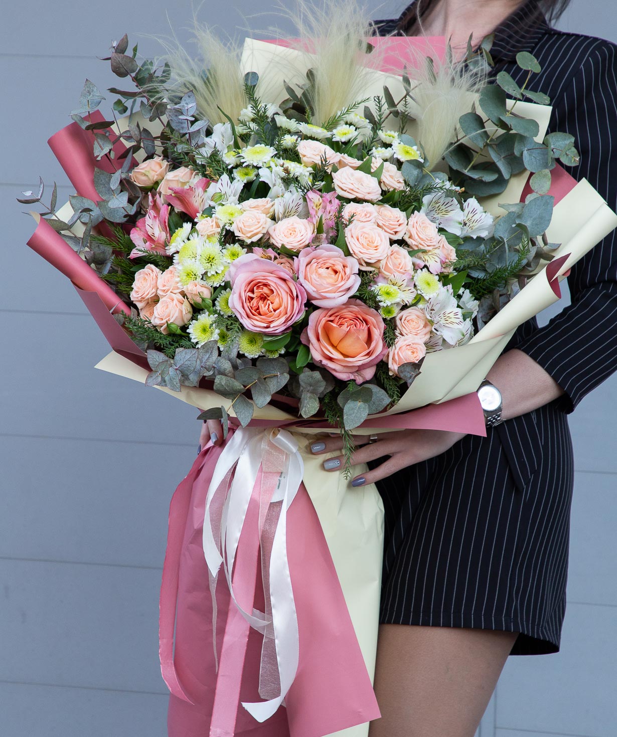 Bouquet `Neteshin` with roses and alstroemerias