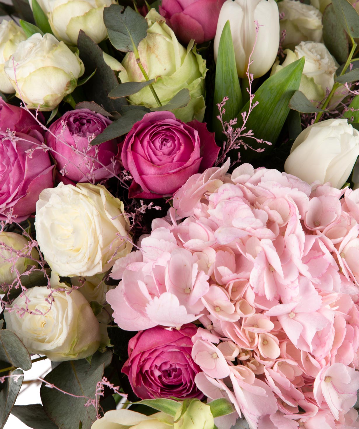 Букет ''Мало'' с кустовыми розами и тюльпанами