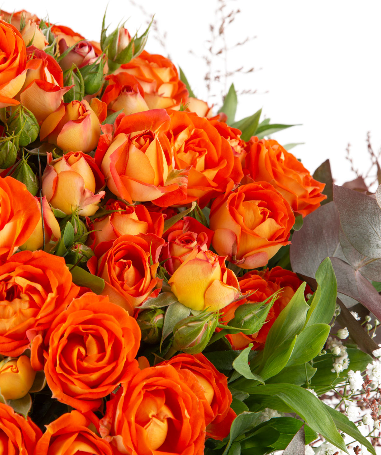 Ծաղկեփունջ «Լոգոյսկ» փնջային վարդերով, գիպսոֆիլայով
