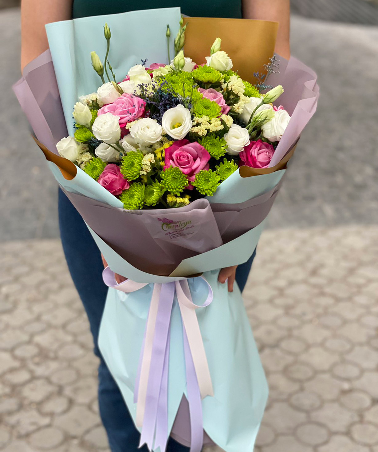 Bouquet `Tripi` with roses and lisianthus