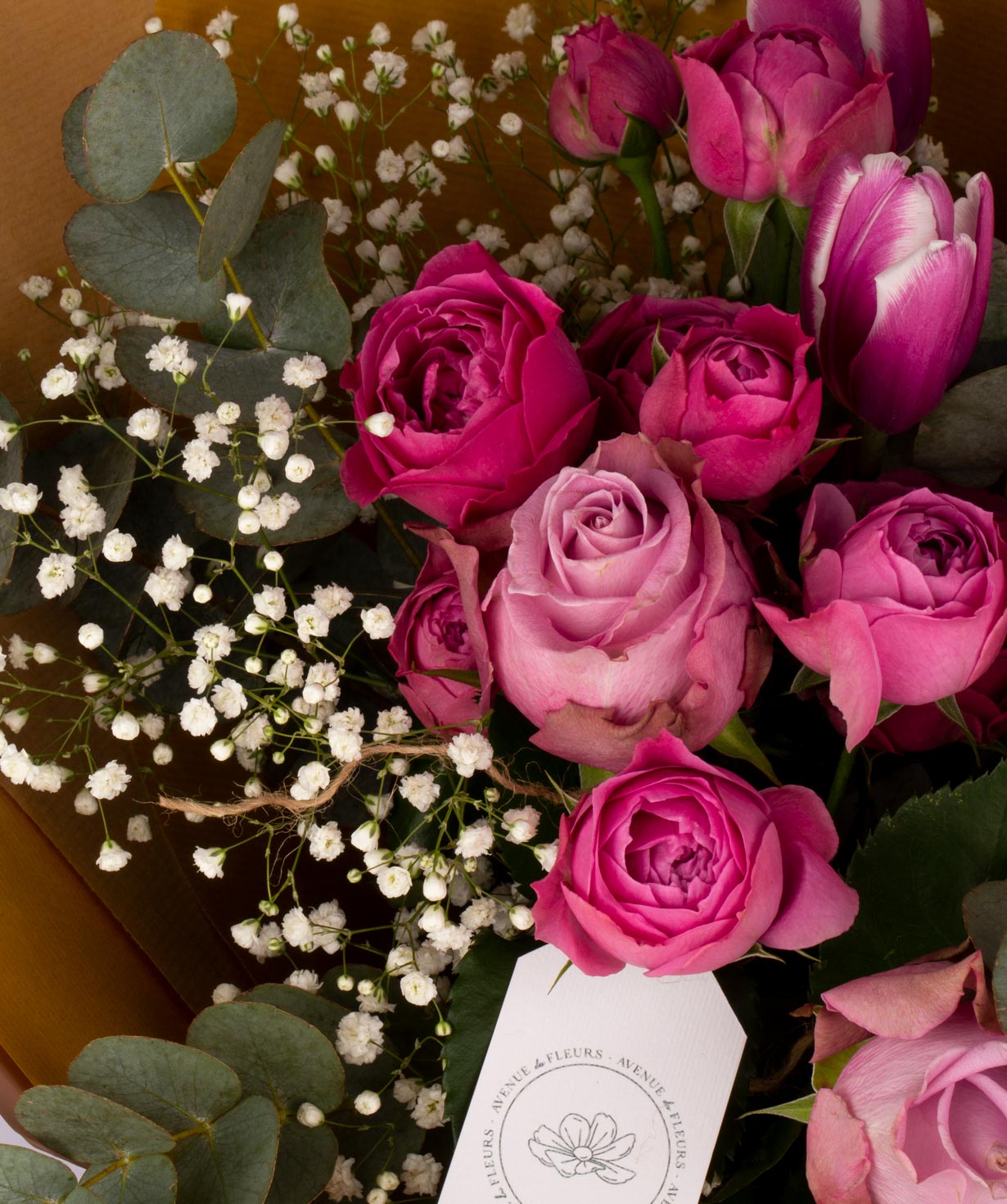 Букет `Руше` с розами, тюльпанами и гипсофилами
