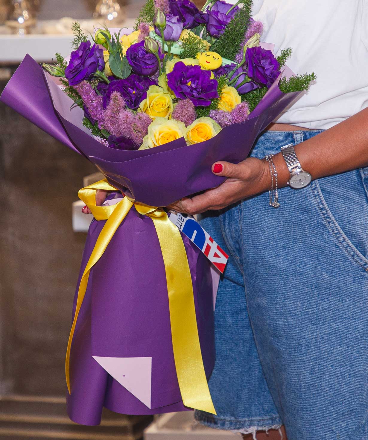 Букет «Бидинген» с розами и лизиантусами