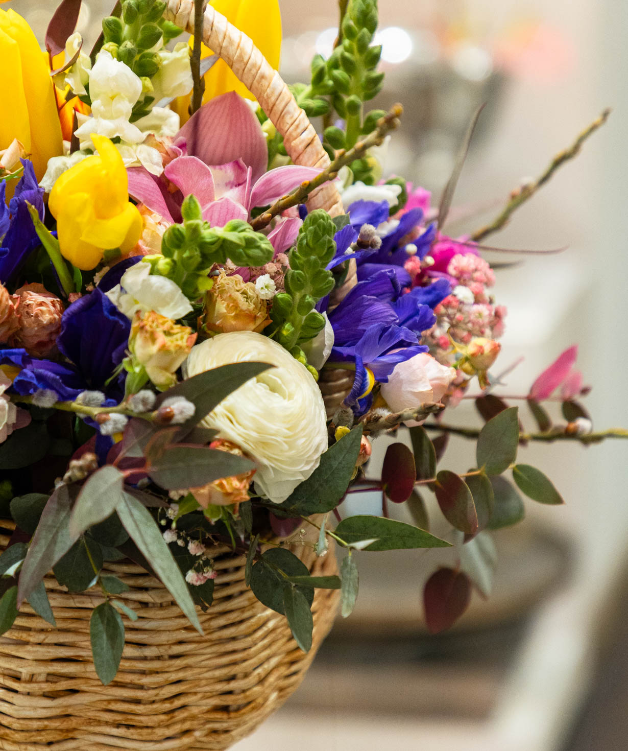 Կոմպոզիցիա «Auzoue» կակաչներով և ֆրեզիաներով