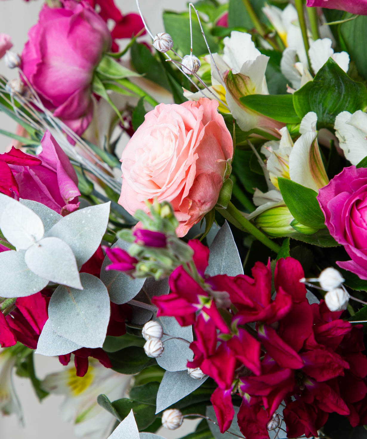 Букет «Вохилейд» с кустовыми розами и маттиолами