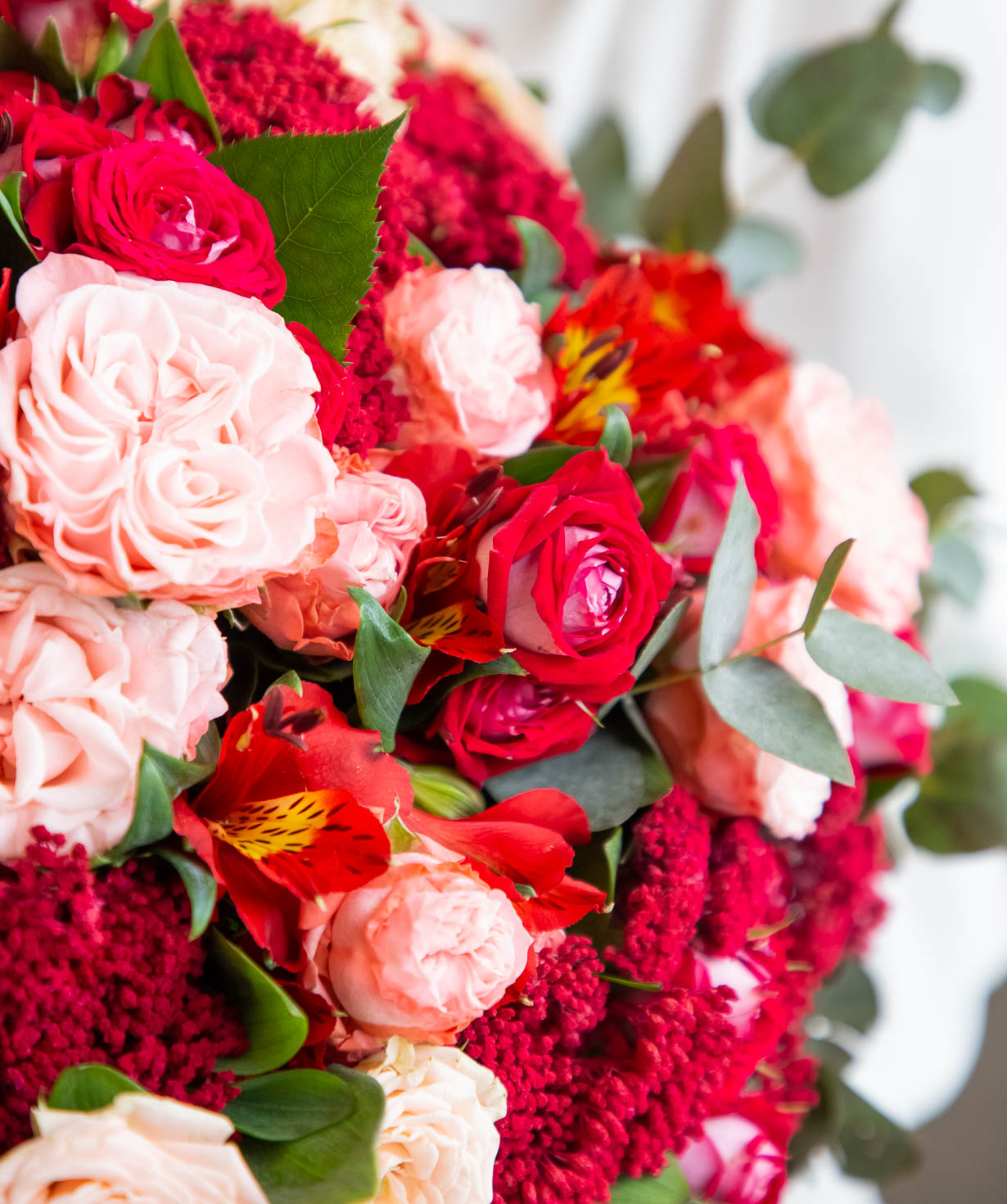 Букет ''Каличе'' с кустовыми розами и сухоцветами