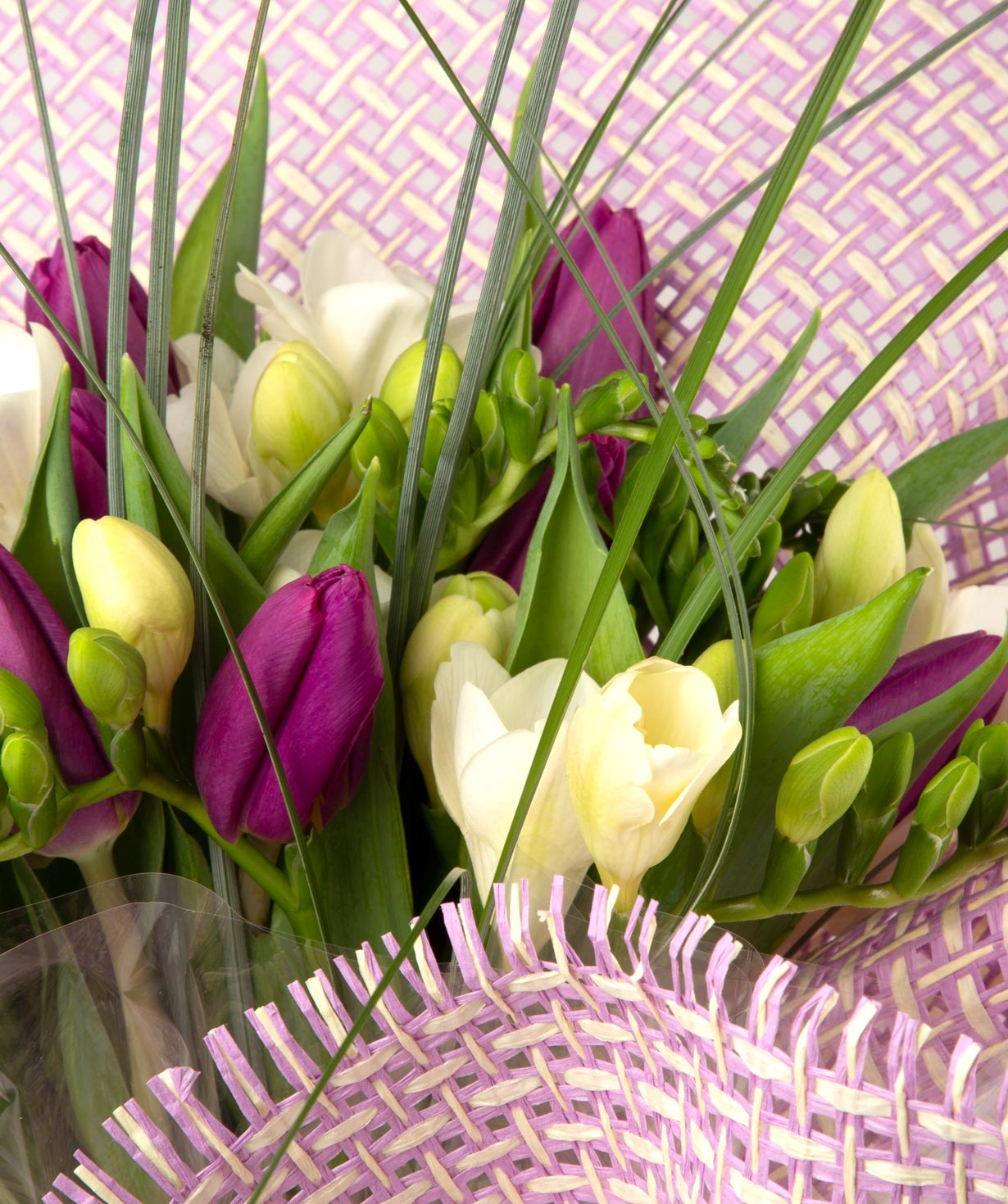 Букет `Батам` с тюльпанами и фрезиями
