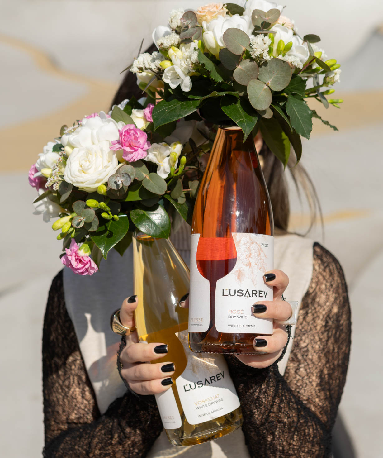 Կոմպոզիցիա «Lusarev Wines» Գինով և ծաղիկներով №2