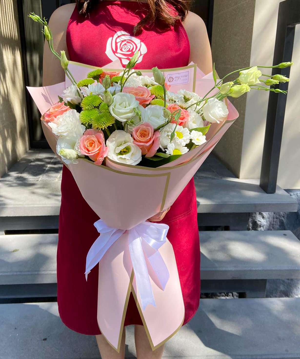 Bouquet `Prato` with roses and lisianthus