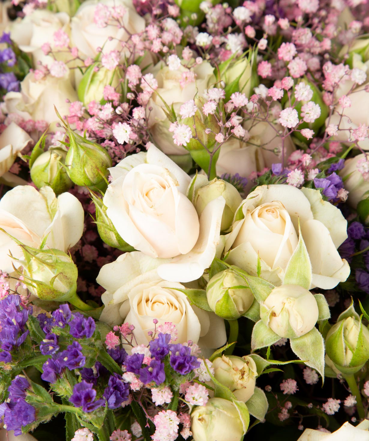 Ծաղկեփունջ «Զվեդրու»  վարդերով, լիմոնիումներով, գիպսոֆլայով