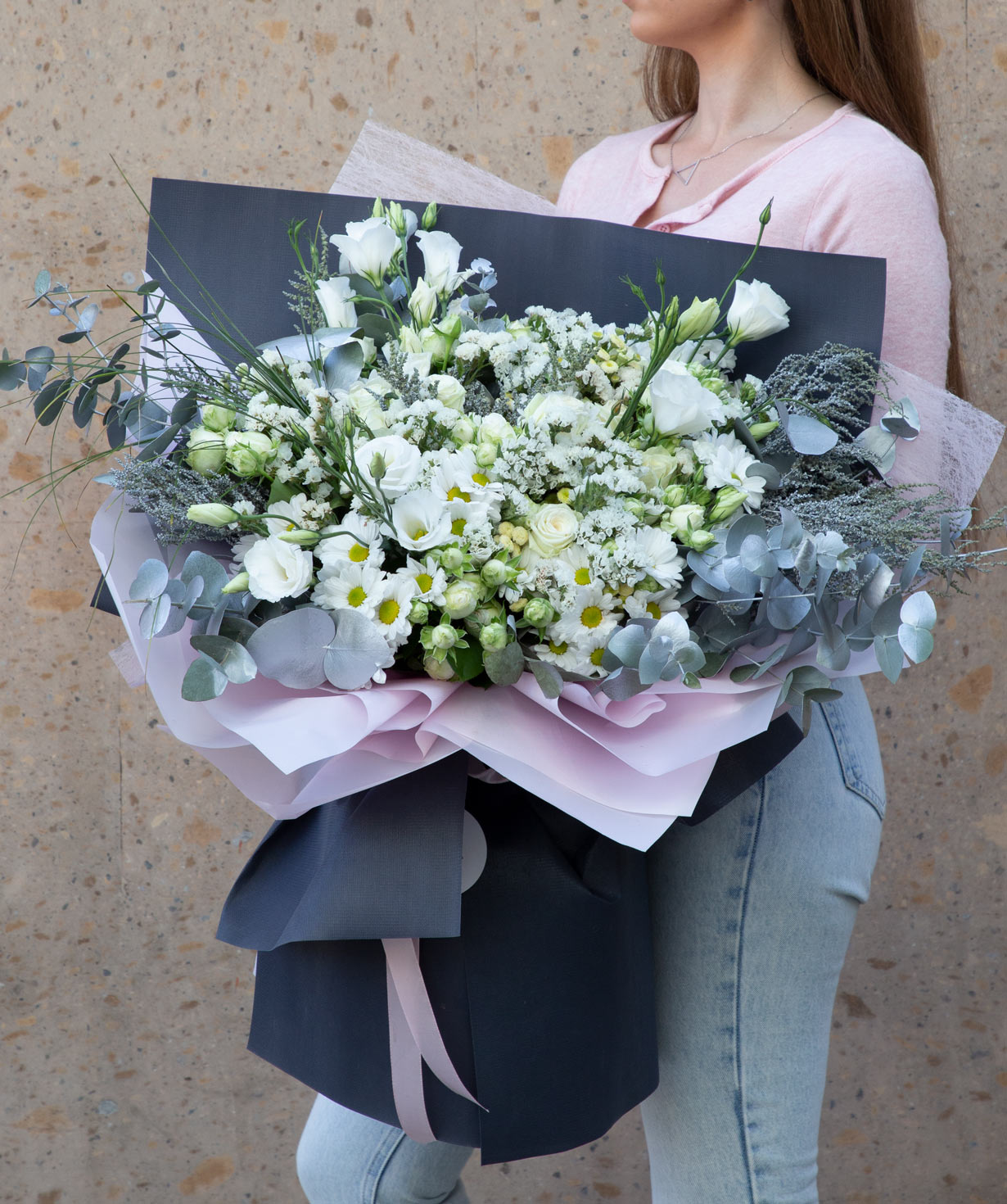 Bouquet ''Loreglia'' with spray roses and lisianthus